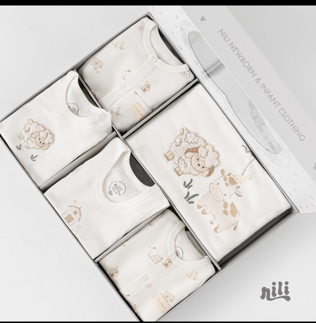 ست لباس سیزده ۱۳ تیکه نوزادی نیلی nili طرح مزرعه ببه ای